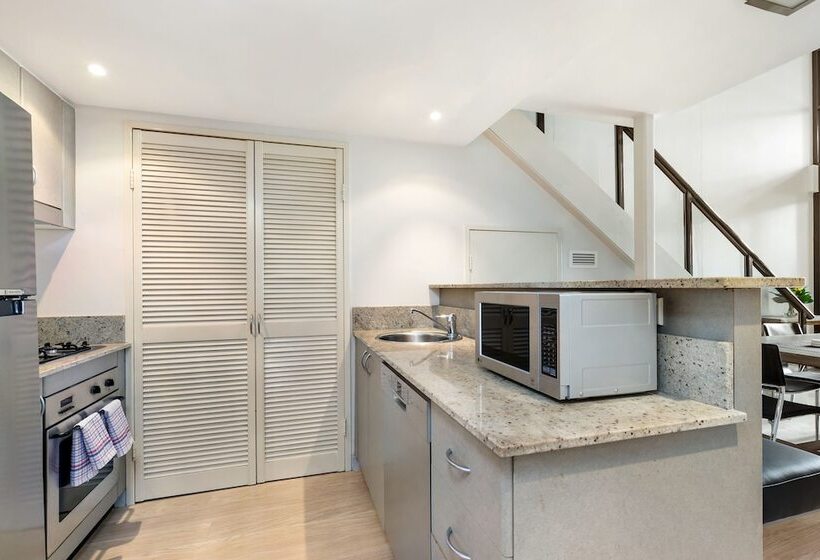 Surry Hills Modern One Bedroom Apartment  Goul