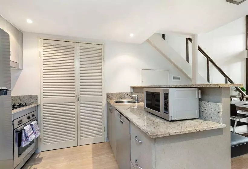 Surry Hills Modern One Bedroom Apartment  Goul