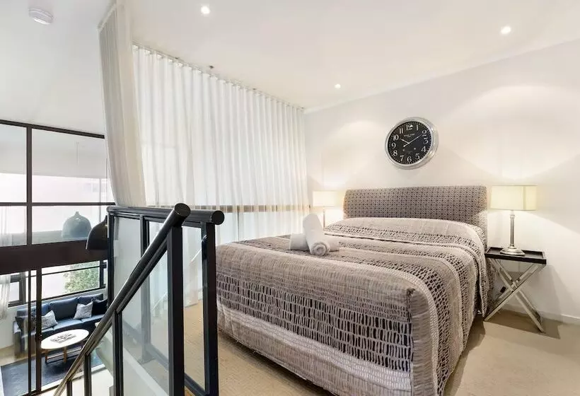 Surry Hills Modern One Bedroom Apartment  Goul