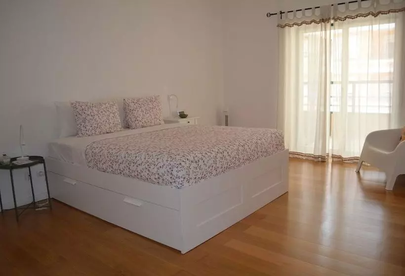 Cozy Apartment At Carcavelos Beach