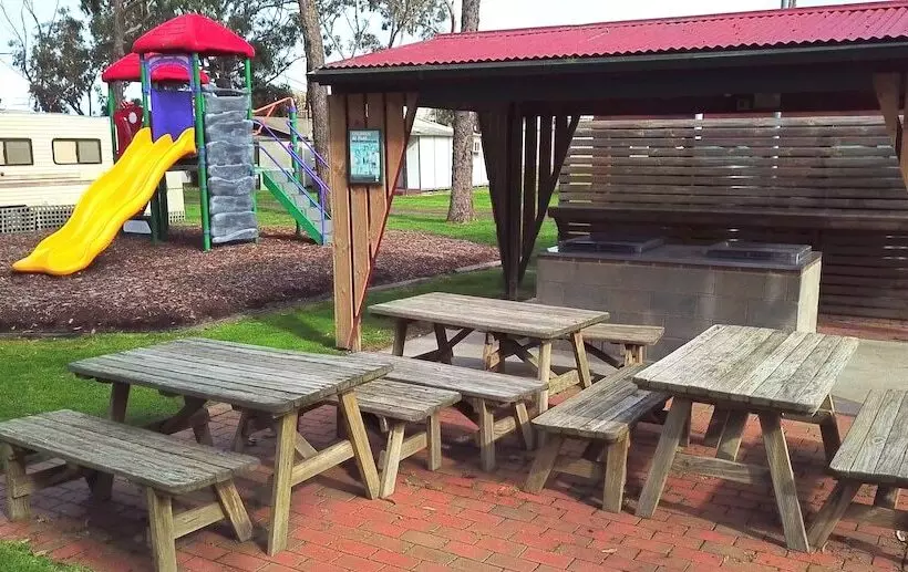 Hotelli Dylene Caravan Park   2 Br Family Cabin With Air