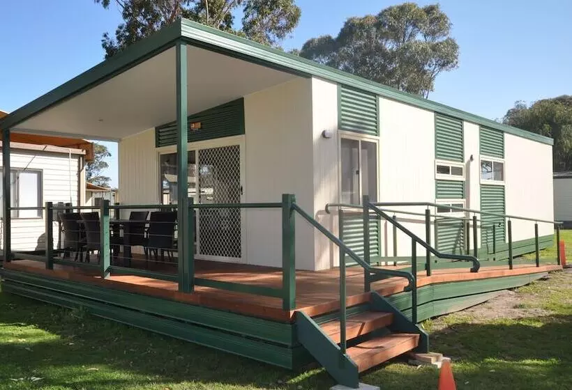 Hotelli Dylene Caravan Park   2 Br Family Cabin With Air