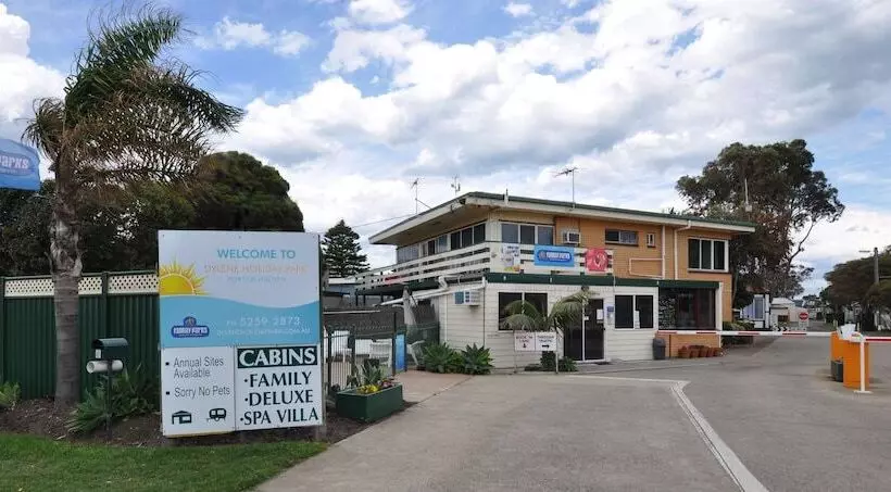 Hotelli Dylene Caravan Park   2 Br Family Cabin With Air