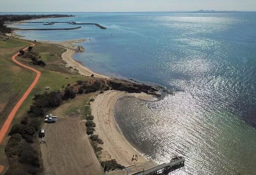 Hotelli Dylene Caravan Park   2 Br Family Cabin With Air