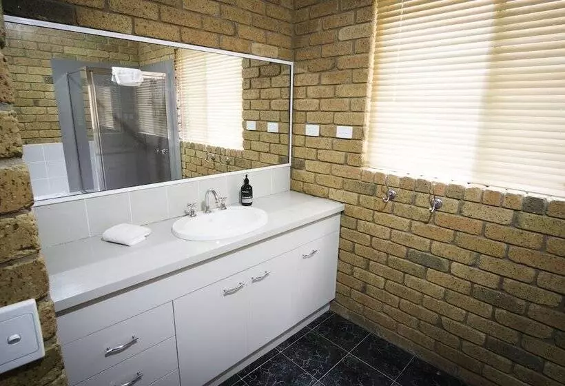 Monty S On Lumley Drive