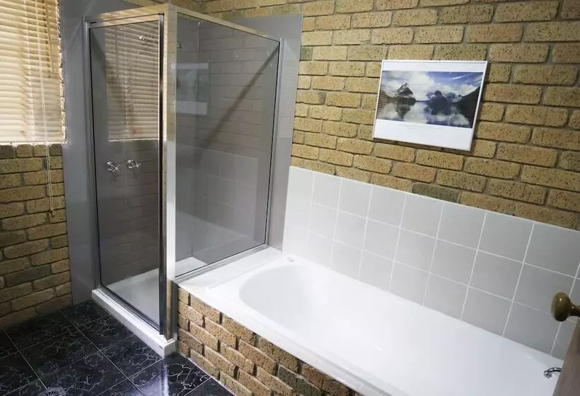 Monty S On Lumley Drive