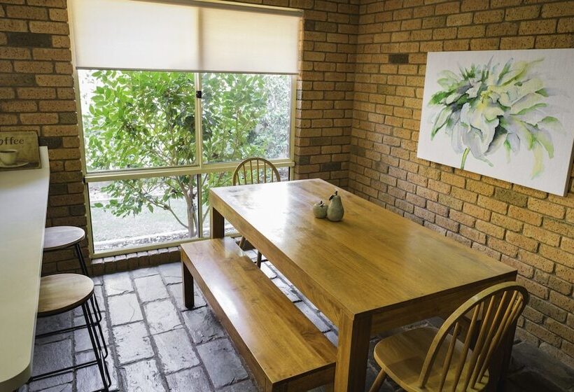 Monty S On Lumley Drive