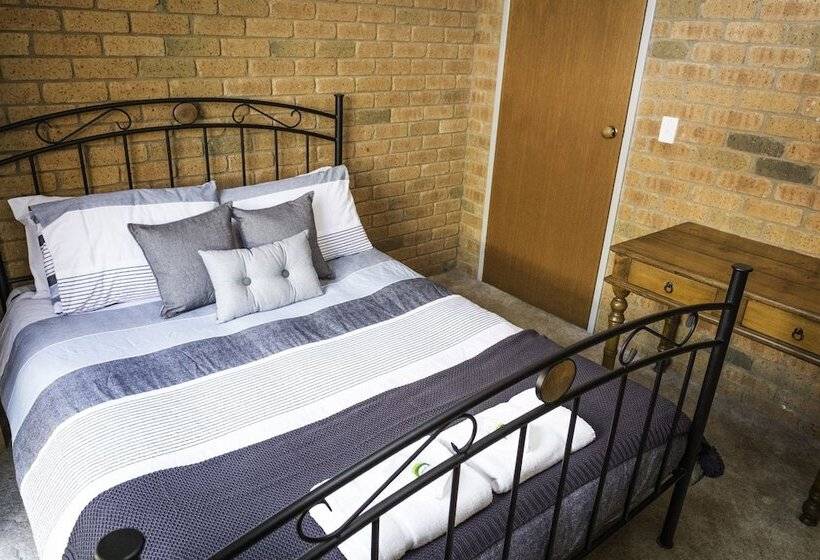 Monty S On Lumley Drive