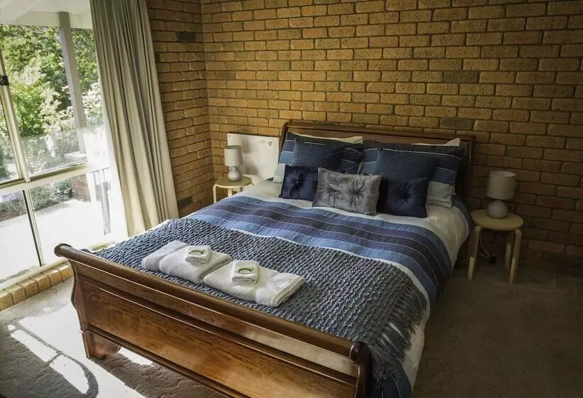 Monty S On Lumley Drive