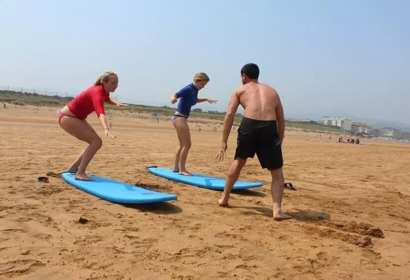 Hotelli Zarautz Beachside Surf Camp