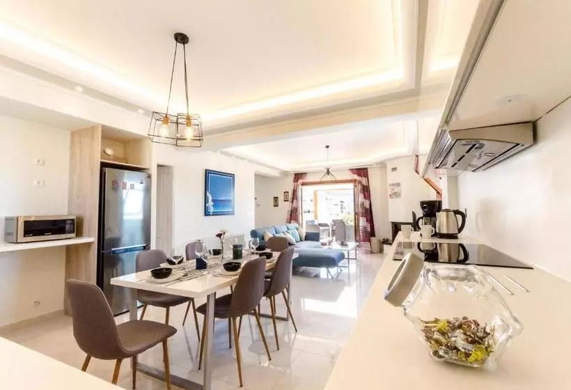 Leo   Unique Glyfada Apartment