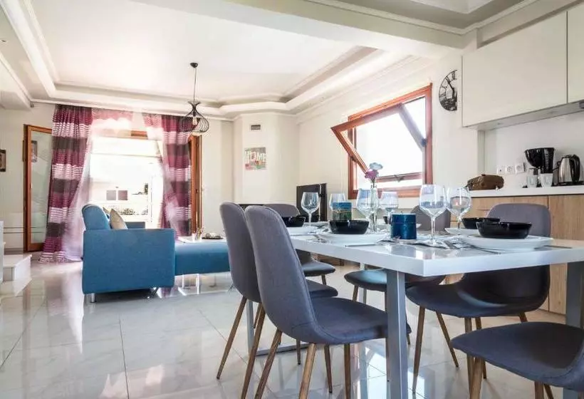 Leo   Unique Glyfada Apartment