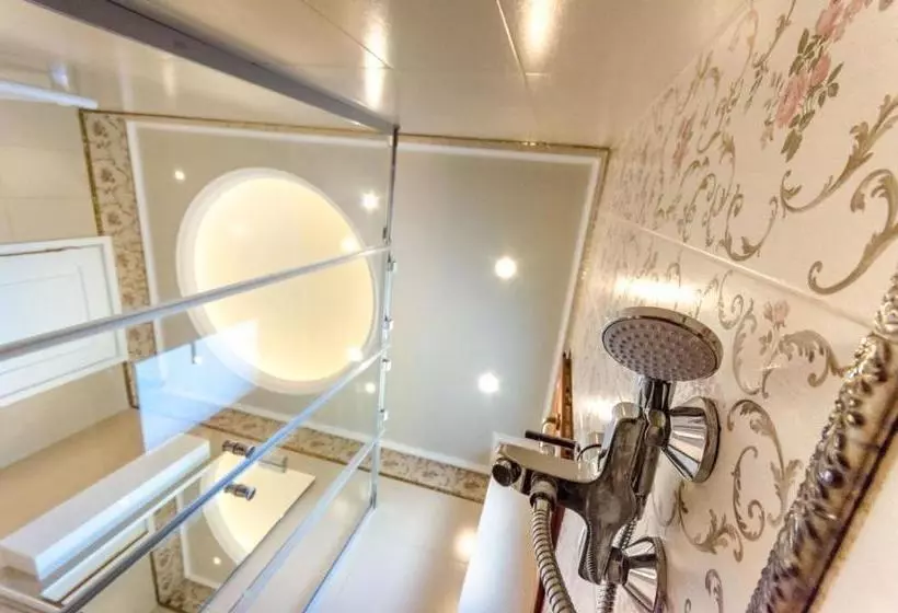 Leo   Unique Glyfada Apartment