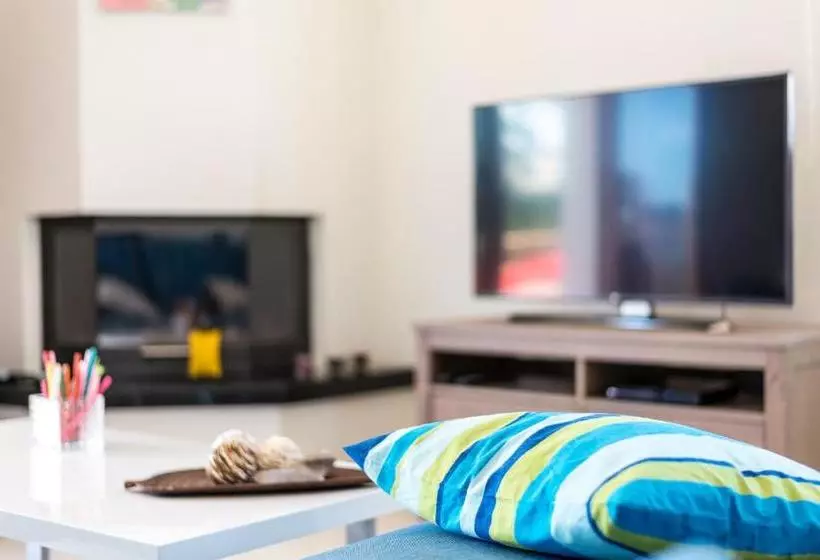 Leo   Unique Glyfada Apartment