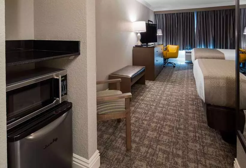 Отель Best Western Premier Airport/expo Center