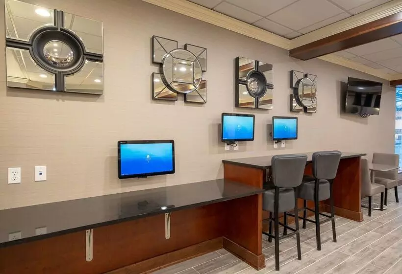 Отель Best Western Premier Airport/expo Center