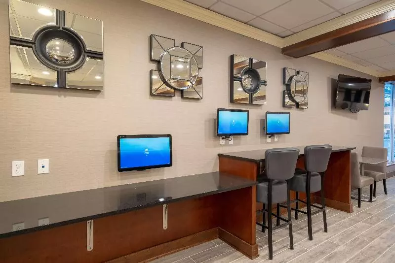 Отель Best Western Premier Airport/expo Center