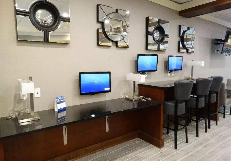 Отель Best Western Premier Airport/expo Center