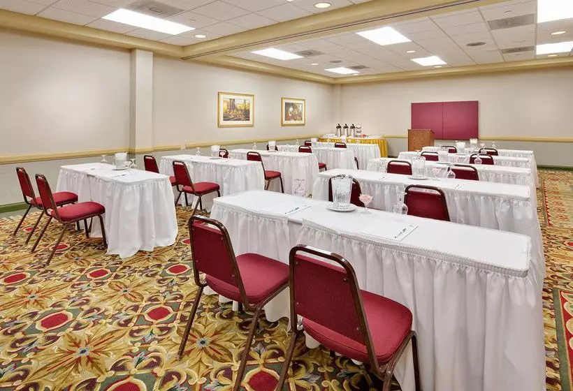 هتل Holiday Inn Bridgeporttrumbullfairfield, An Ihg