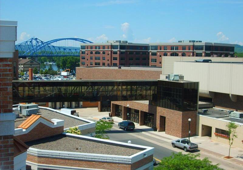 בית מלון כפרי Holiday Inn & Suites Downtown La Crosse