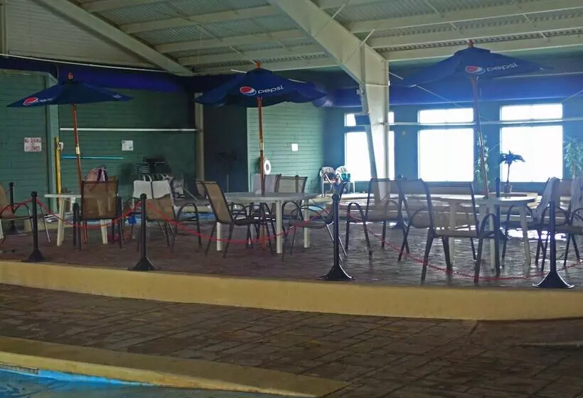 Отель Lakeside Resort & Conference Center