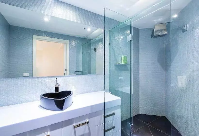 Maddison, 3bdr Port Melbourne Apartment