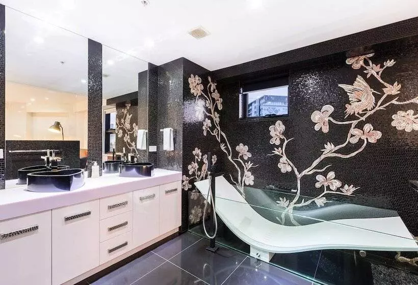 Maddison, 3bdr Port Melbourne Apartment