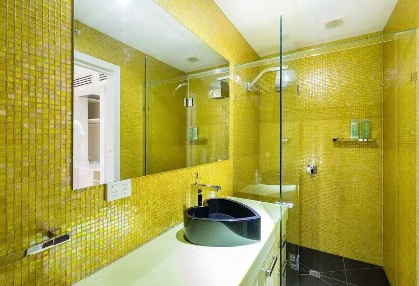 Maddison, 3bdr Port Melbourne Apartment