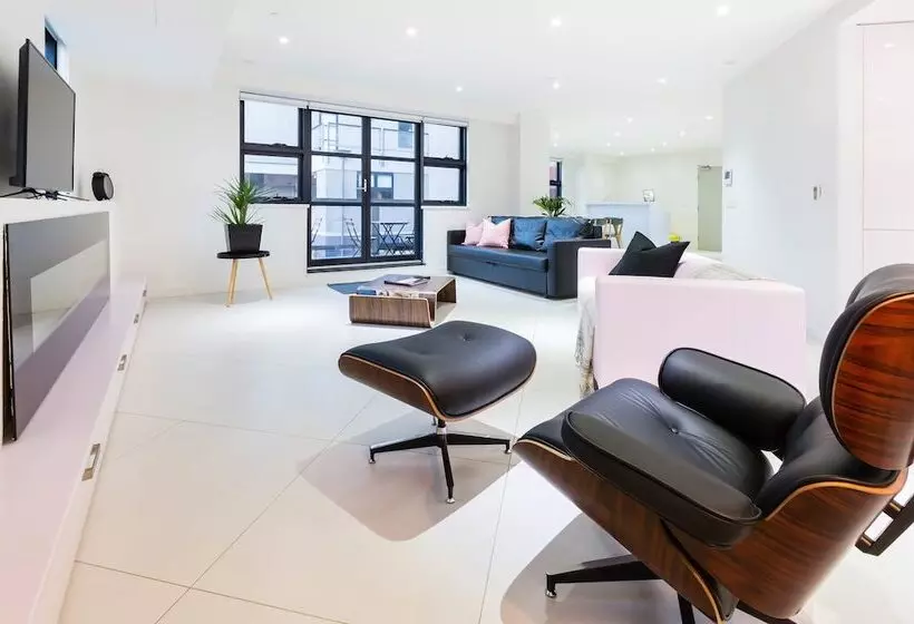 Maddison, 3bdr Port Melbourne Apartment