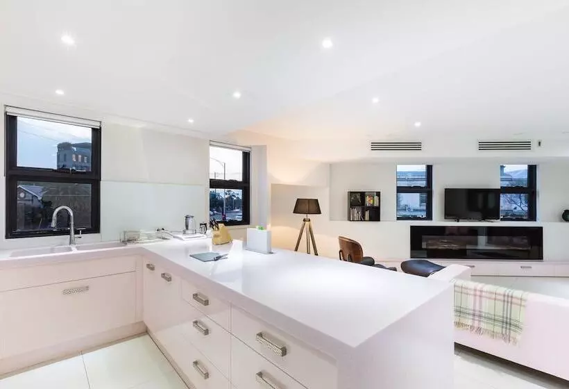 Maddison, 3bdr Port Melbourne Apartment