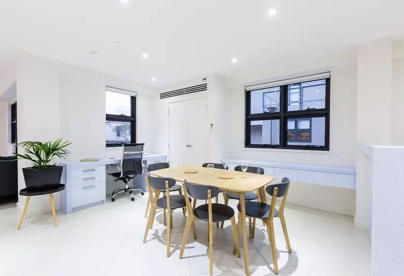 Maddison, 3bdr Port Melbourne Apartment