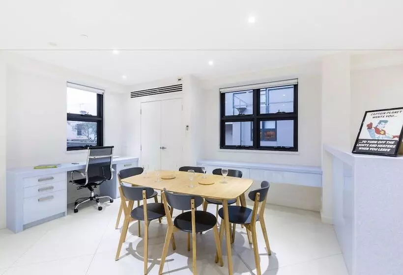 Maddison, 3bdr Port Melbourne Apartment