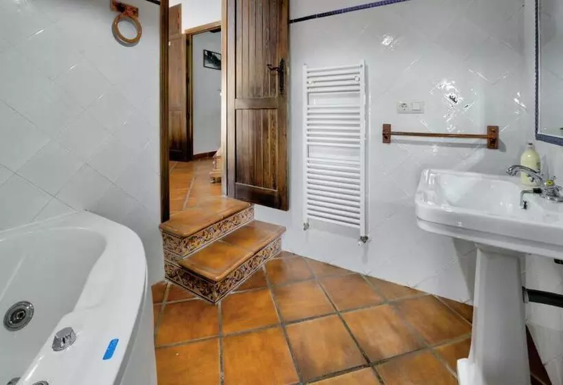 Comfortable Villa In Puebla De Don Rodrigo With Private Pool