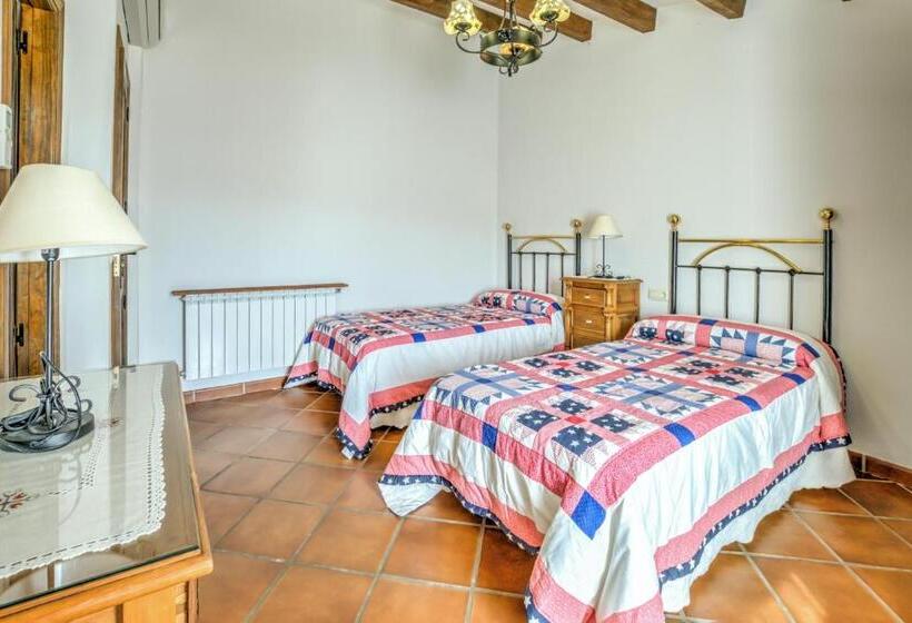 Comfortable Villa In Puebla De Don Rodrigo With Private Pool