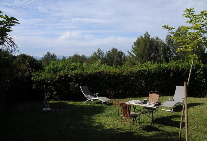 تختخواب و صبحانه Le Mas Des Pignes Adults Only