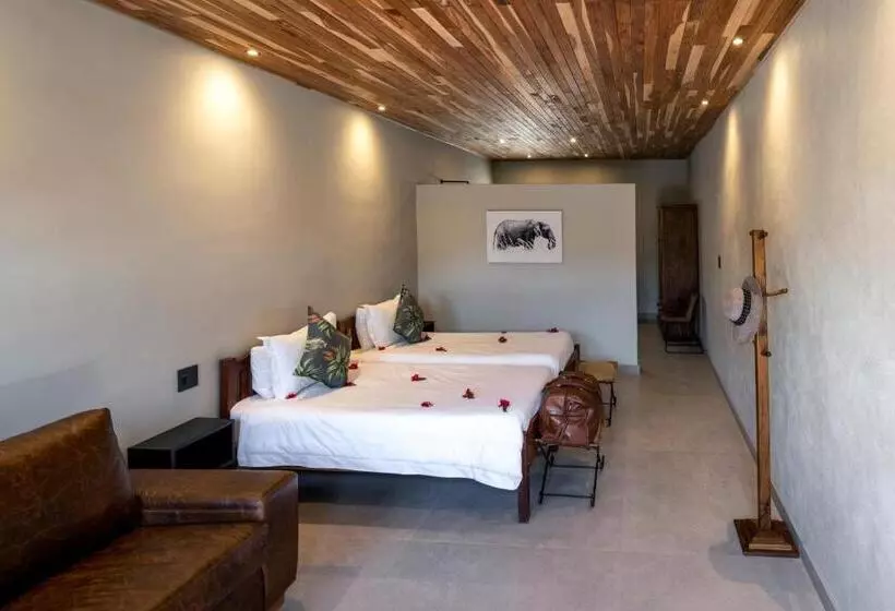 هتل Chobe River Lodge