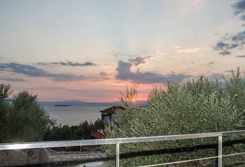 Nina S Villa, Cosy Seaview Retreat