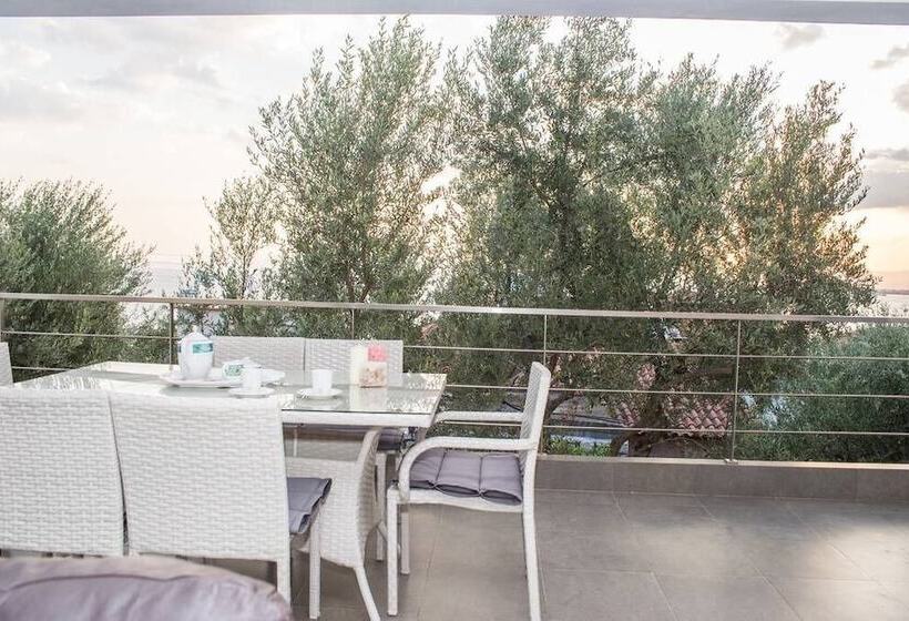 Nina S Villa, Cosy Seaview Retreat