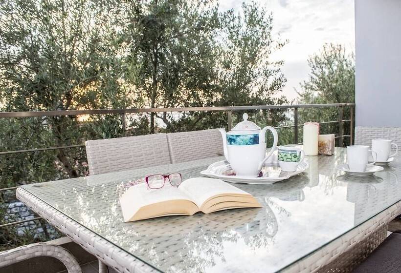 Nina S Villa, Cosy Seaview Retreat