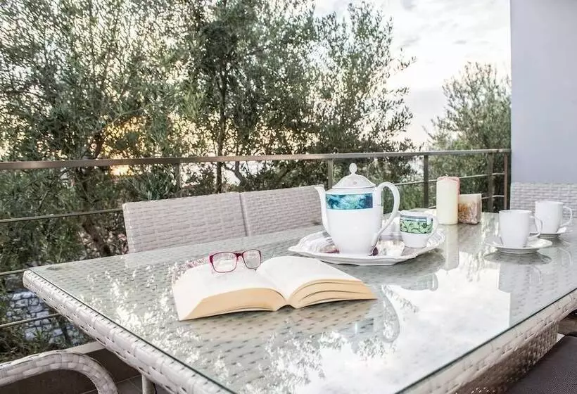 Nina S Villa, Cosy Seaview Retreat