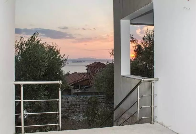 Nina S Villa, Cosy Seaview Retreat
