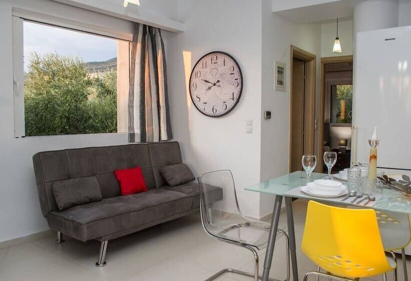 Nina S Villa, Cosy Seaview Retreat