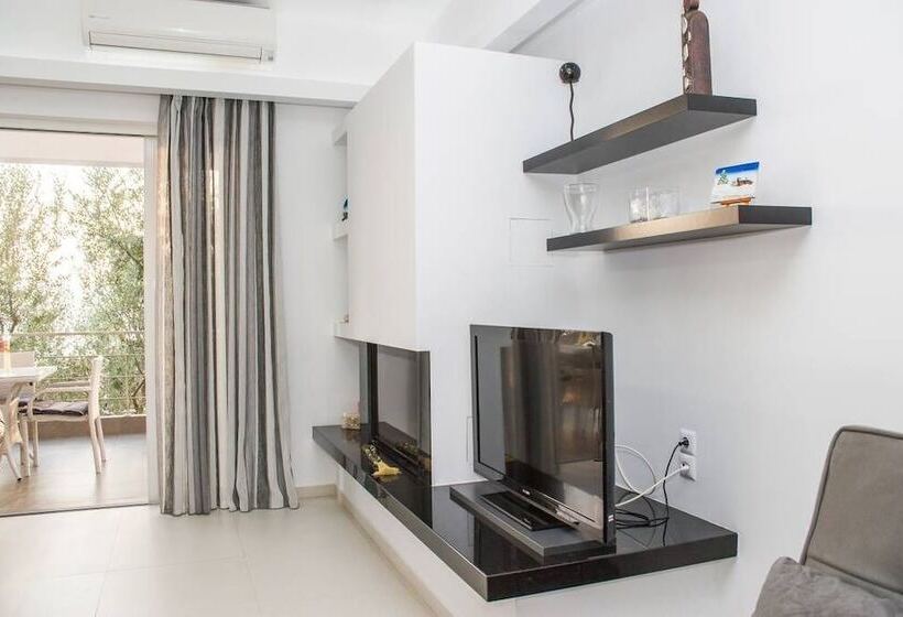 Nina S Villa, Cosy Seaview Retreat