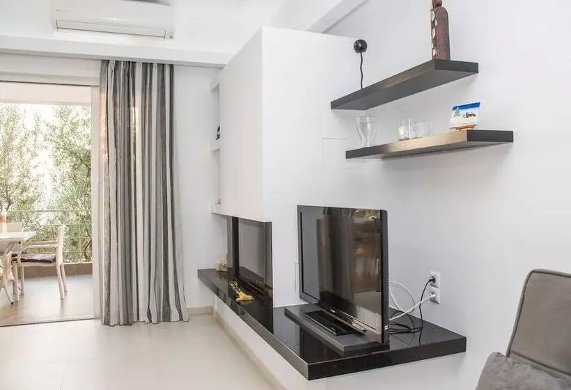 Nina S Villa, Cosy Seaview Retreat