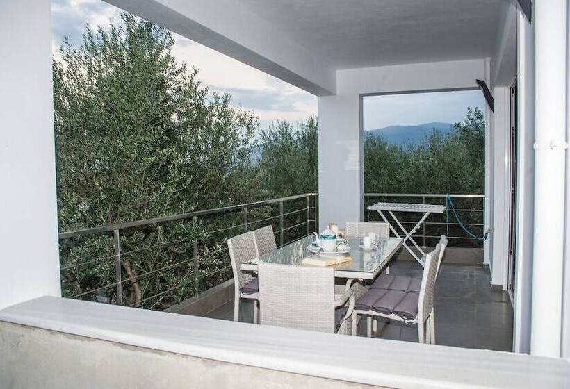 Nina S Villa, Cosy Seaview Retreat