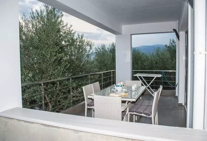 Nina S Villa, Cosy Seaview Retreat