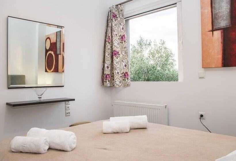 Nina S Villa, Cosy Seaview Retreat