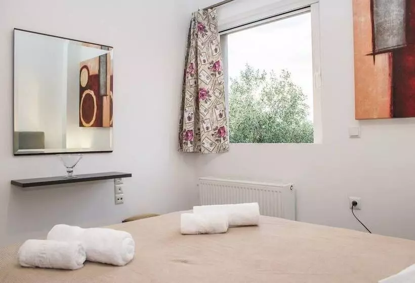 Nina S Villa, Cosy Seaview Retreat