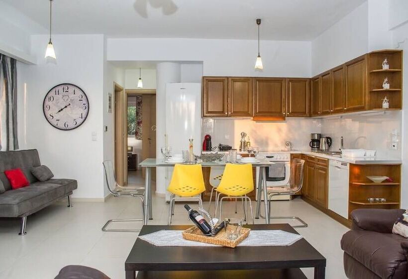 Nina S Villa, Cosy Seaview Retreat