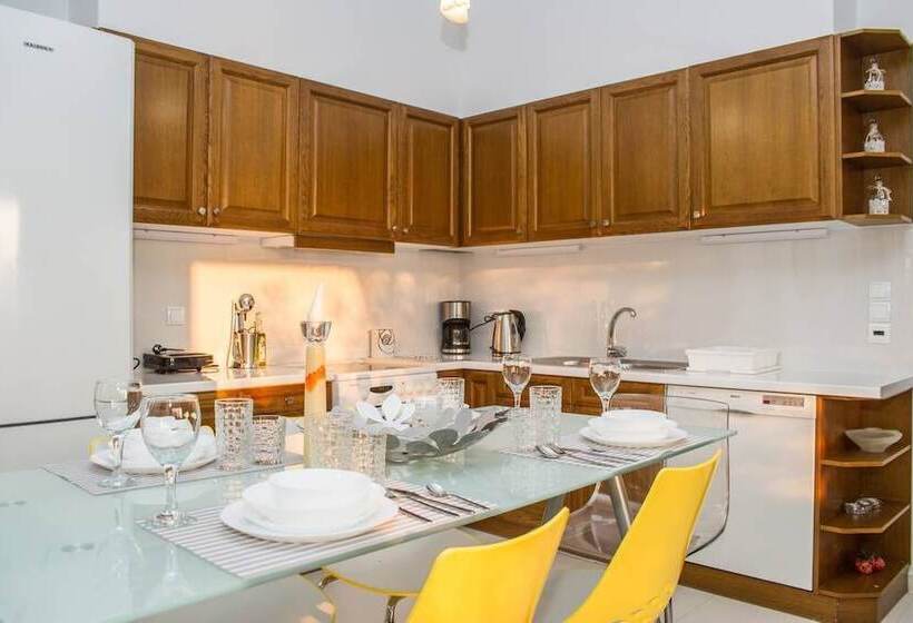 Nina S Villa, Cosy Seaview Retreat